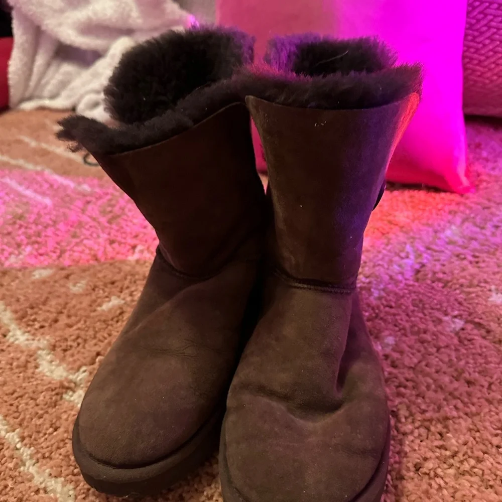 Ugg - Picture 3 of 4